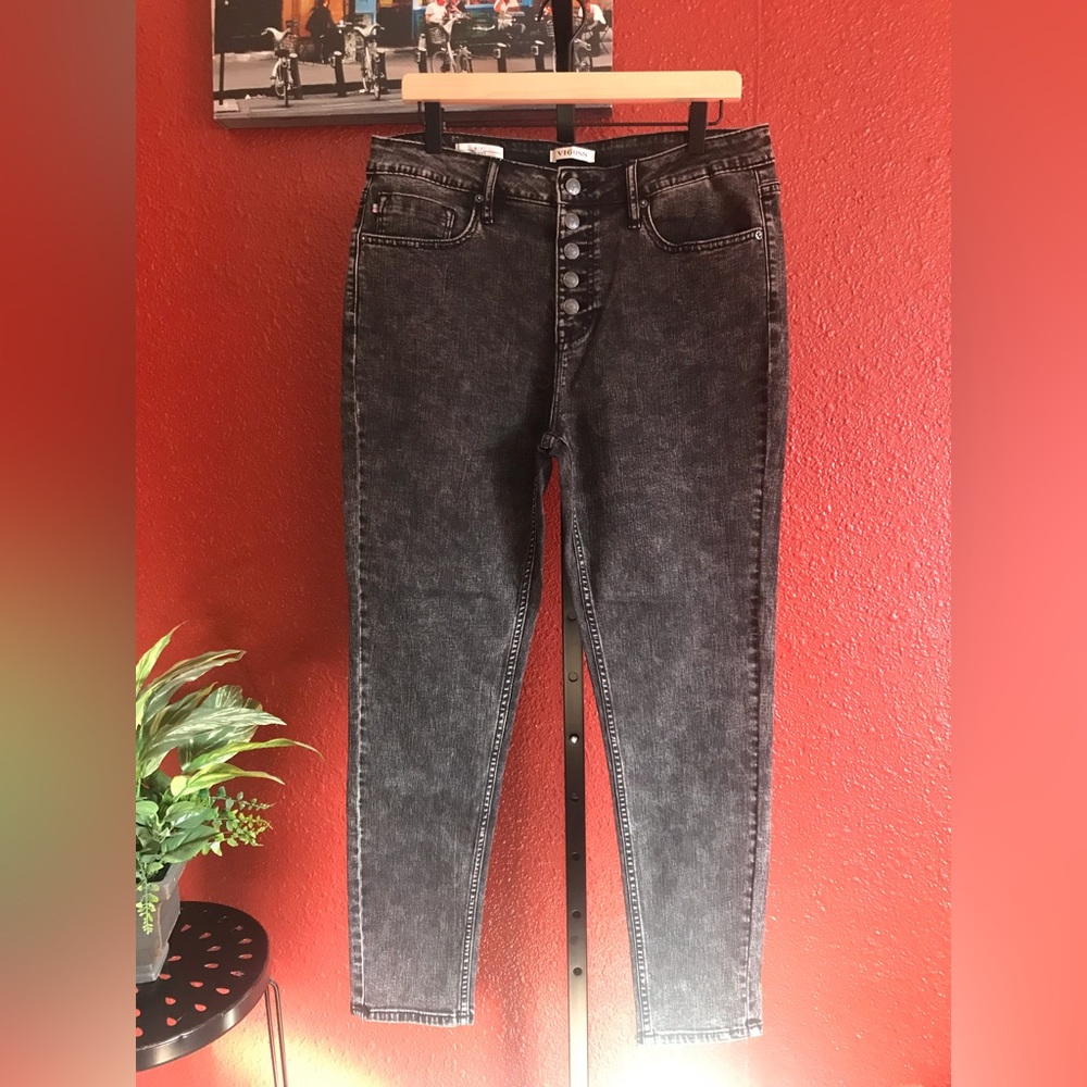 VIGOSS. Size 32. Black stone wash skinny.